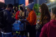O movimento nos pontos de ônibus ajuda a explicar a clientela fiel formada por vendedores ambulantes de café da manhã no DF