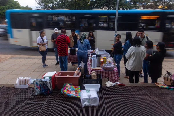 Café do trabalhador: empreendedores transformam pontos de ônibus da madrugada ao amanhecer - destaque galeria
