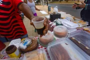 Todos acordam por volta das 2h30 para finalizar os preparos iniciados na noite anterior.