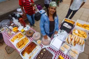 O café da manhã reúne bolos, salgados, tortas e sucos