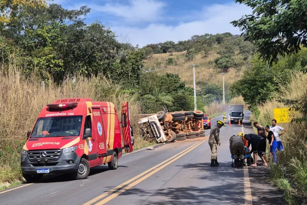 Entorno: motorista de caminhão perde controle e passageira fica ferida