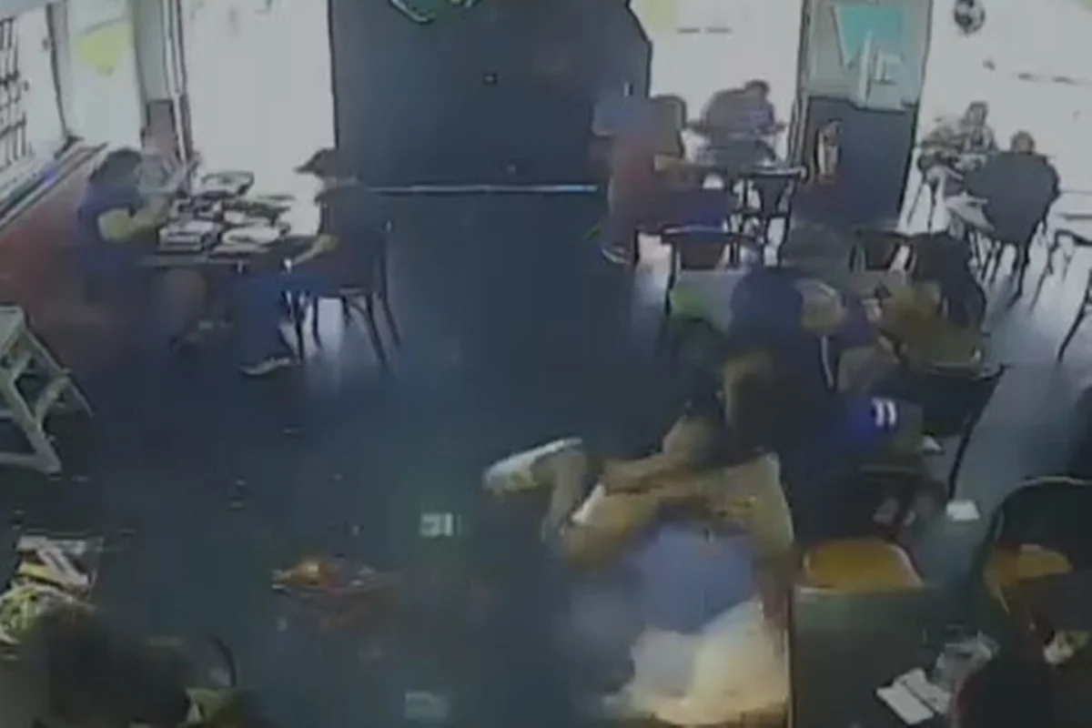 O explosivo foi acendido por jovens que estavam sentado em uma mesa do restaurante