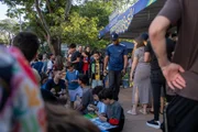 Ponto de encontro tradicional, na 106 Norte, para troca de figurinhas de álbuns da Copa do Mundo Ponto de encontro tradicional, na 106 Norte, para troca de figurinhas de álbuns da Copa do Mundo