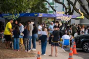 Ponto de encontro tradicional, na 106 Norte, para troca de figurinhas de álbuns da Copa do Mundo Ponto de encontro tradicional, na 106 Norte, para troca de figurinhas de álbuns da Copa do Mundo