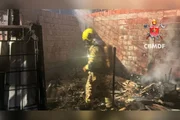 Após a extinção do incêndio, os bombeiros localizaram dois corpos e um cachorro já sem vida