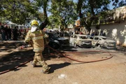 Três carros foram atingidos por um incêndio perto da Feira dos Importados