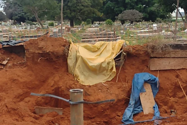 Cemitério no DF quebra caixões e deixa cadáveres expostos durante obra - destaque galeria Cemitério no DF quebra caixões e deixa cadáveres expostos durante obra - destaque galeria