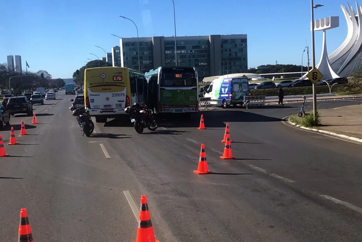 Gestante precisou de atendimento após acidente envolvendo dois ônibus