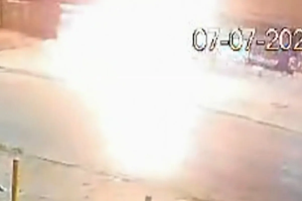 Carro explode após dupla incendiar carro estacionado em Ceilândia