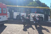 Passageiro ficou ferido após ser atingido por uma peça de ferro que atravessou o vidro lateral de um ônibus, em Taguatinga (DF)