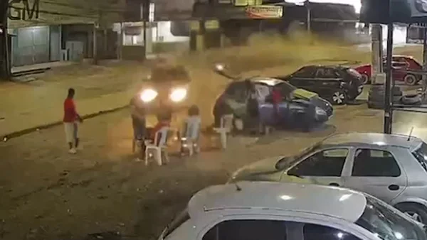 Carro atropelando civil em são sebastião