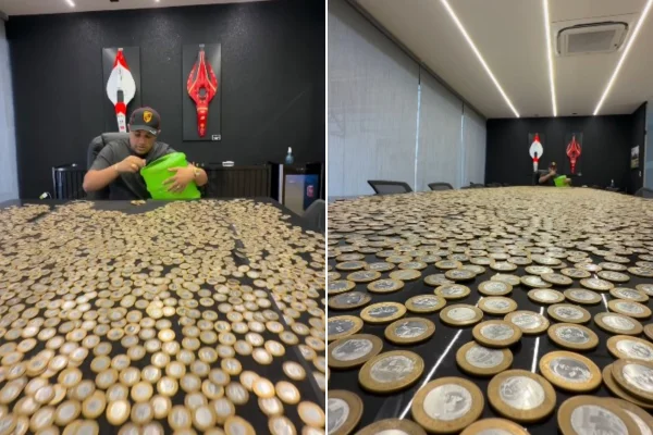 Imagem colorida mostra mesa cheia de moedas - Metrópoles